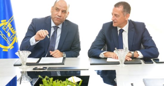 محافظ أسوان ووزير العمل يبحثان دعم العمالة غير المنتظمة بالمناجم والمحاجر