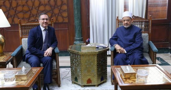 شيخ الأزهر يستقبل السفير البريطاني بالقاهرة ويبحثان سبل تعزيز التعاون المشترك