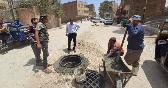 رئيس مدينة أبو النمرس يتابع أعمال تطوير شارع علي سلامة بالمنوات