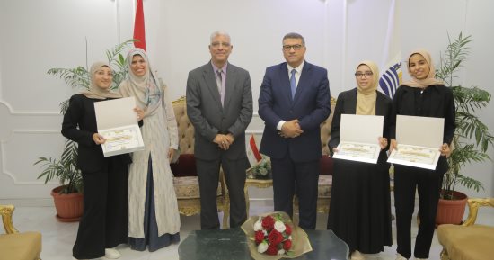 محافظ قنا يكرم الطلاب الحاصلين على المركز الأول بمسابقة كوديفر.. صور