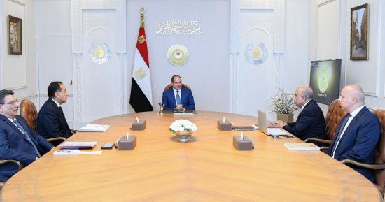 الرئيس السيسى يتابع خطة التحول للطاقة النظيفة ورفع مساهمة الطاقة المتجددة إلى 45% بحلول 2028.. تنفيذ "أوبليسك" بنجع حمادى ومشروعات رياح رأس شقير.. وتوجيهات رئاسية بالإسراع فى مشروعات الطاقة الشمسية والرياح