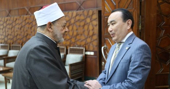 شيخ الأزهر يستقبل سفير كازاخستان لدى القاهرة ويؤكد الاستعداد لتعزيز التعاون 