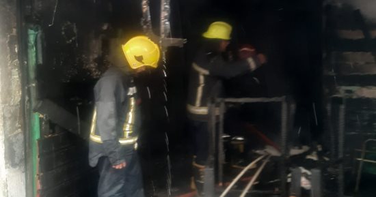 السيطرة على حريق محل تنجيد فى حدائق القبة دون إصابات.. صور