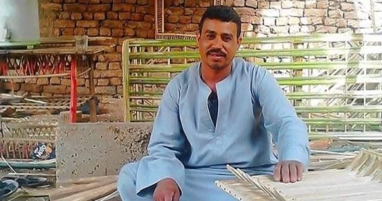 يعمل فى الجريد من عمر 7 سنوات.. أحمد عابدين أبدع في تطوير صناعة الأجداد بقنا