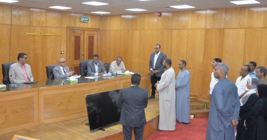 محافظ الأقصر يلتقي مواطنين خلال اليوم المفتوح لتقديم حلول للمشاكل.. صور