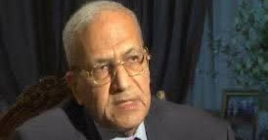 عميد طب قصر العينى يهنئ الدكتور محمد شريف مختار رائد طب الحالات الحرجة بفوزه بجائزة «الطبيب العربى»