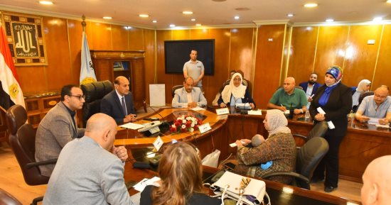 محافظ أسيوط يوجه بعلاج طفل وطفلة ويمنح وحدة سكنية لأرملة خلال لقاء المواطنين