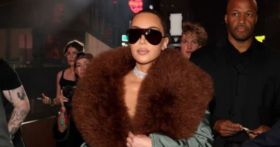 كيم كارداشيان تتعرض للسخرية بسبب إطلالتها الثقيلة في عرض Gucci بنيويورك