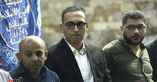 عشرات الصحفيين يشاركون في عزاء والدة الكاتب الصحفي تامر إسماعيل.. فيديو