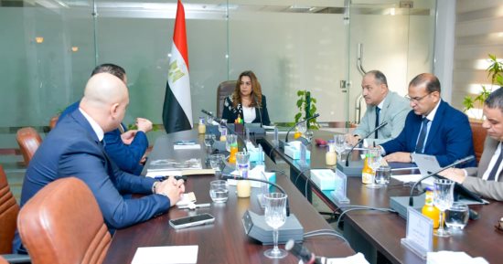 التنمية المحلية تبحث منظومة نقل أكثر أمان وانتظام للمواطن بحلول رقمية