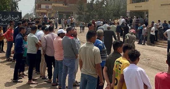 أهالي الخضيري بالدقهلية ينتظرون وصول جثامين ضحايا حادث أسوان.. فيديو