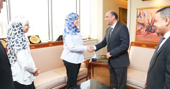 وزير العمل يحقق حلم بطلة مصر من ذوى الهمم ويوفر لها فرصة عمل