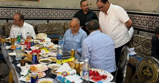 كرم القناوية.. وزير الرى يتناول بطيخ وعسل وفطير مشلتت مع مزارعين بقنا.. صور