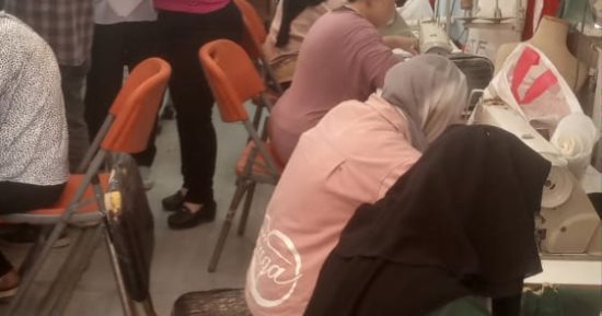العربة المتنقلة.. ورشة متنقلة للتدريب المهني لشباب وفتيات القرى في أسيوط.. صور