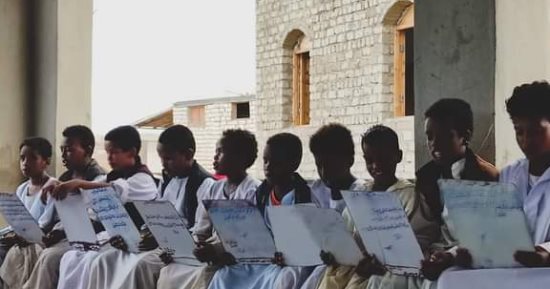 الكتاتيب فى حلايب وشلاتين.. مدارس قرآنية تحفظ كتاب الله وتبني الأجيال على القيم والانضباط داخل قلب الصحراء منذ عدة أعوام.. تقدم دورا تربويا دينيا فى تنشئة الأطفال وتعليمهم أصول الدين والحياة وسط بيئة صحراوية