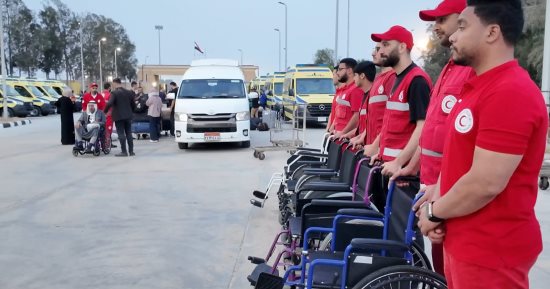 الهلال الأحمر يستقبل الدفعة الـ42 من المصابين الفلسطينيين