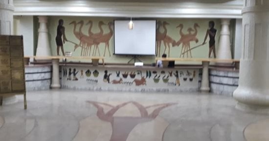 زخم ثقافي وفني وتعليمي دائم تحت سقف مكتبة مصر العامة بمطروح.. قاعاتها مفتوحة للأنشطة والمحاضرات التعليمية.. قاعات مجهزة للقراءة و20 ألف كتاب في مختلف المجالات.. وقاعة التراث البدوي والسيوي تزين الطابق الأرضي