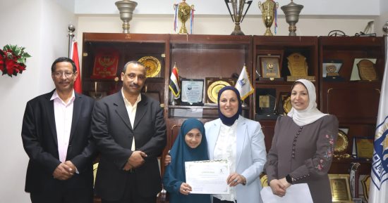​مدير تعليم القاهرة تكرم بطلة القرآن الكريم الحاصلة على المركز الأول وزاريا