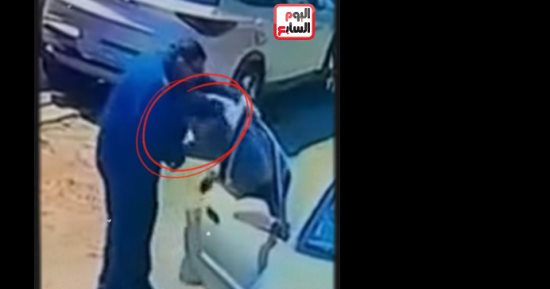 قبّل يد معلمه فى الشارع.. لقاء بالصدفة بعد سنوات أظهر الاحترام والتقدير.. فيديو