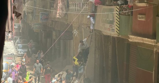 بسلم خشبى وحبال.. إنقاذ أطفال بحضانة من حريق بمدخل عقار بشبرا الخيمة