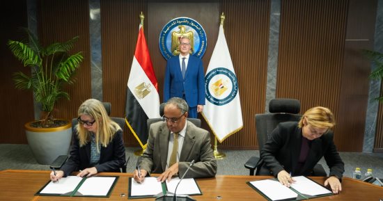 وزير البترول يشهد توقيع اتفاقية جديدة للتوسع فى البحث والإنتاج بالصحراء الغربية
