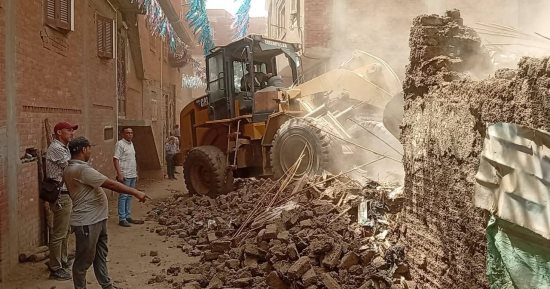إزالة مبنى آيل للسقوط حفاظًا على سلامة المواطنين فى الشهداء بالمنوفية