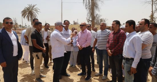 محافظ السويس يتفقد أعمال تطوير طريق الحجاج فى حى الجناين