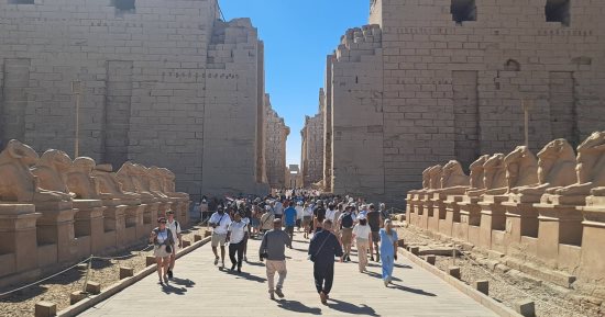 رغم الحرارة.. المعالم الأثرية بالأقصر تجذب السائحين من مختلف أنحاء العالم