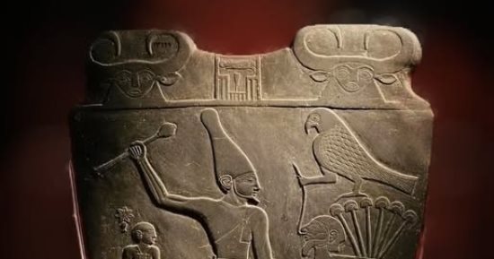 لوحات المساحيق.. أسرار الزينة والحماية فى مصر القديمة