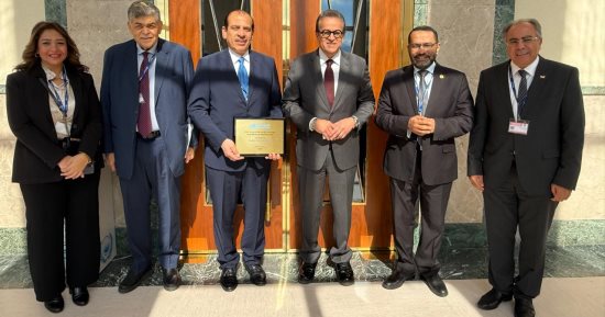 وزير الصحة يهنئ نائبه بمناسبة فوزه بجائزة «نيلسون مانديلا»