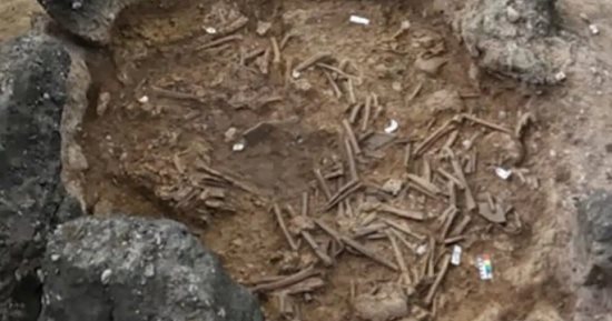جرة حجرية عملاقة تحوى رفات 37 شخصا بمقبرة جماعية فى آسيا