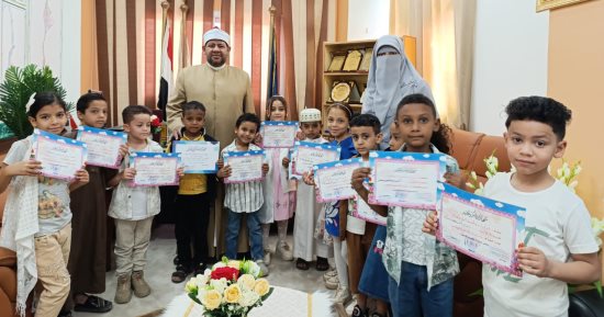 رئيس منطقة أسوان الأزهرية يكرم الأطفال المشاركين بمسابقة «الأزهرى الصغير»