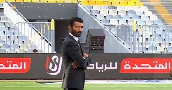 خالد النبوي يتابع مباراة الأهلي والمصري في ملعب برج العرب 