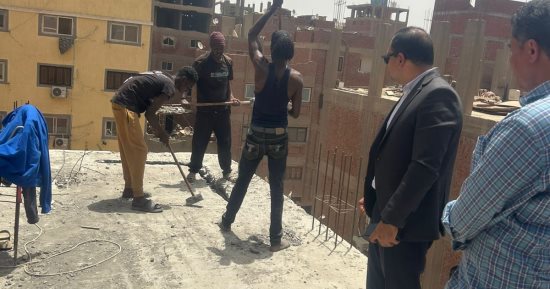 حملات بالعجوزة لردع مخالفات البناء.. إزالة سقف وحوائط بأرض اللواء 