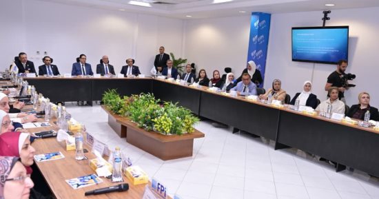انعقاد مجلس كلية صيدلة القاهرة داخل مصنع إنتاج دوائى