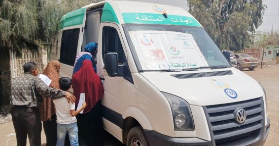 أسيوط: توقيع الكشف الطبي على 406 مواطنين بقافلة مجانية بقرية أم القصور