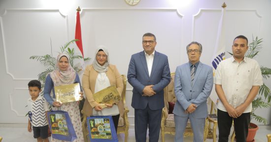 محافظ قنا يكرم سيدتين ضمن أفضل تجارب المتحررات من الأمية على مستوى الجمهورية