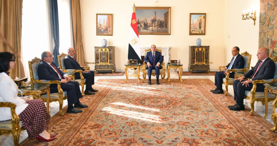 الرئيس السيسى يؤكد الدور المهم لدول الجوار فى ضمان استقرار ووحدة ليبيا 