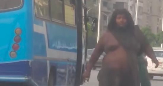 كأنه طالع من غابة.. فحص فيديو متداول لشخص يهاجم المارة والسيارات بمصر الجديدة