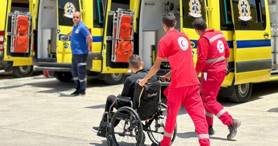 الهلال الأحمر يستقبل الدفعة الـ43 من المصابين الفلسطينيين