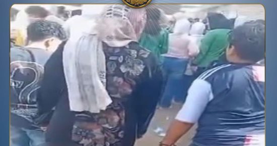 القبض على أم قيدت نجلها بسلسلة حديدية أثناء ذهابه للمدرسة