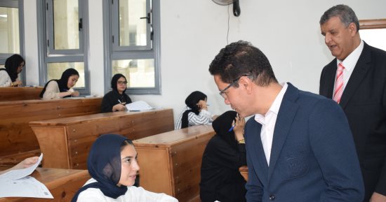 رئيس جامعة بنها يتفقد سير الامتحانات بكلية التجارة بمقر الجامعة بالعبور