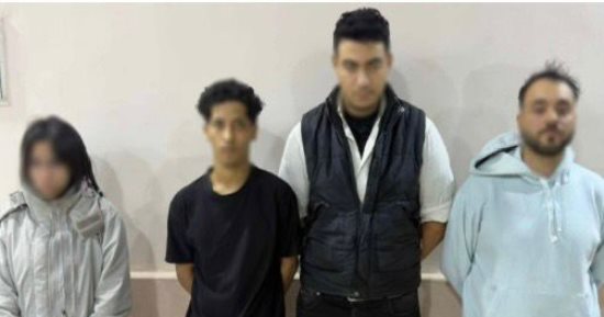 3 ذئاب بشرية يجردون فتاة من ملابسها ويفضحونها بفيديو ابتزاز