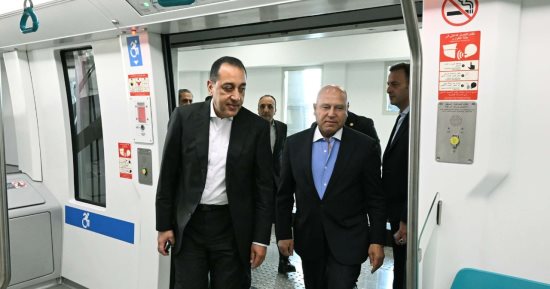 رئيس الوزراء يتفقد مشروع مونوريل شرق النيل: توجيه من الرئيس بالتوسع في إنشاء شبكة من وسائل النقل الجماعي الأخضر.. وزير النقل: "المونوريل" وسيلة عصرية وحديثة ومكيفة توفر أعلى مستويات الخدمة والراحة للمواطنين