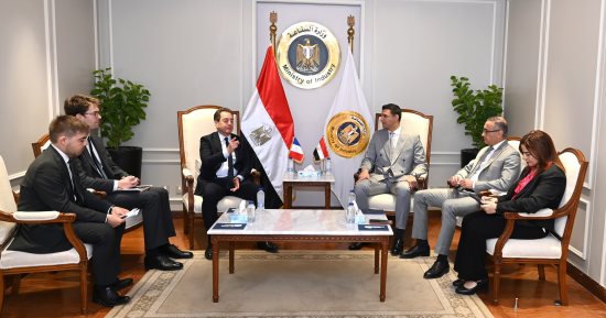 وزير الصناعة يبحث مع سفير فرنسا  نقل التكنولوجيا