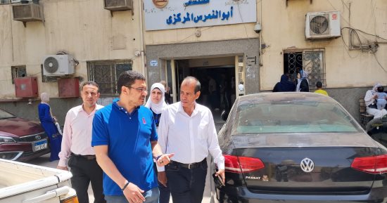 رئيس مدينة أبو النمرس يتفقد المستشفى المركزى للتأكد من انتظام العمل.. صور