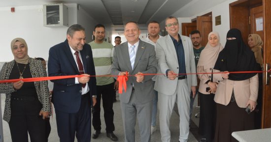 رئيس جامعة دمياط يفتتح الحملة الطبية اطمن على نظرك بكلية الطب
