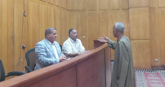 رئيس مدينة إسنا يستمع لشكاوى المواطنين خلال لقاء اليوم المفتوح.. صور