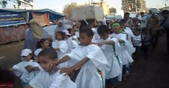 "أنا وكافل اليتيم كهاتين فى الجنة".. كيف فضحت وقائع استخدام أطفال الملاجئ داخل اعتصام رابعة تناقض جماعة الإخوان الإرهابية التي تتاجر بالدين بينما أثبتت الوقائع أنها لا تعلم عنه سوى كيفية استغلاله لتحقيق مصالحهم