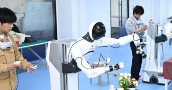 الصين تفتتح أول مدرسة للروبوتات في العالم.. والمعلمون بشر